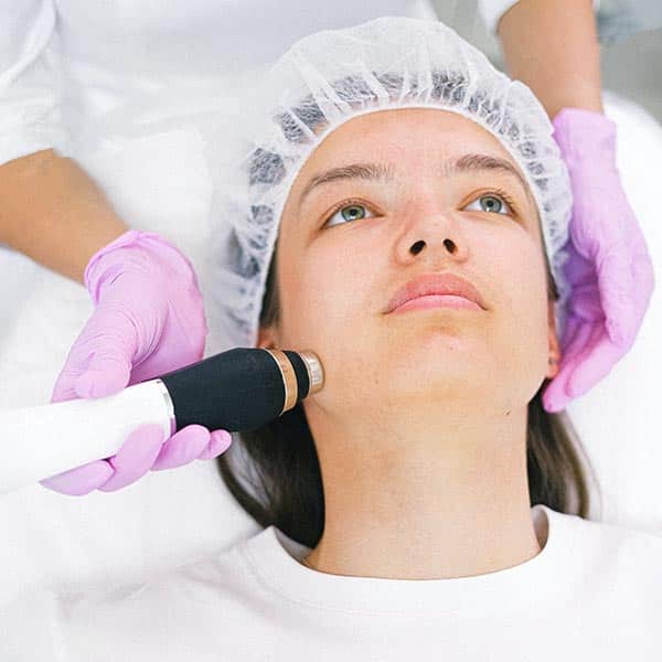 Eine Frau erhält eine Laserbehandlung im Gesicht.